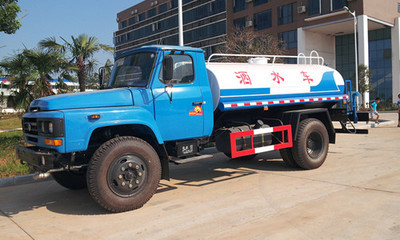 國產(chǎn)灑水車選購指南 聚焦尖頭灑水車、東風單橋灑水車與廠家報價